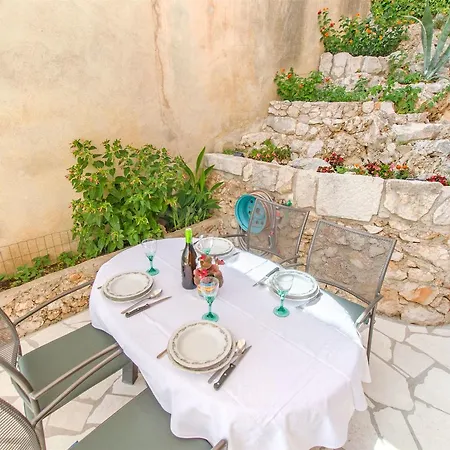 Zecic Omis